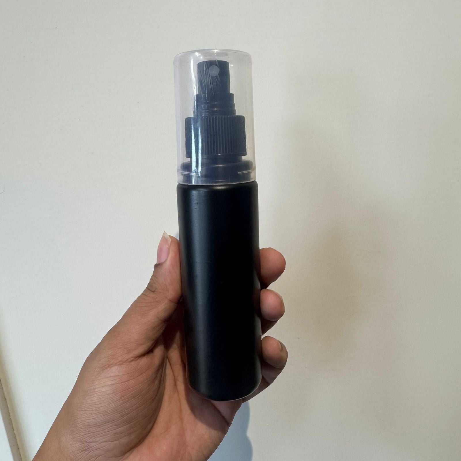 Cosmetic Round HDPE Bottle with Spray/ Mist Pump - Black (100ml)