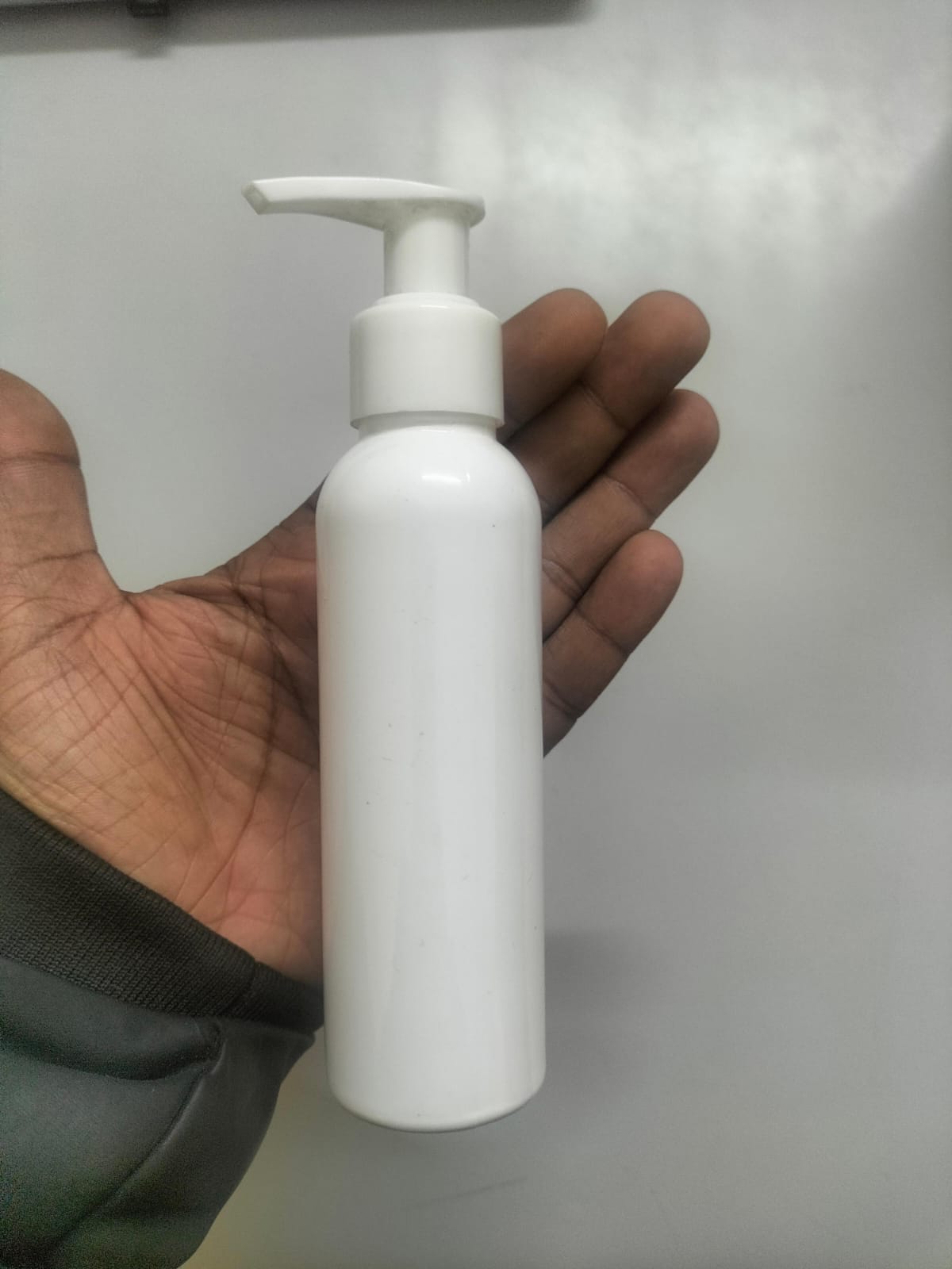 Cosmetic Boston Round Pet Bottle with Lotion/ Dispenser Pump - White (100ml)