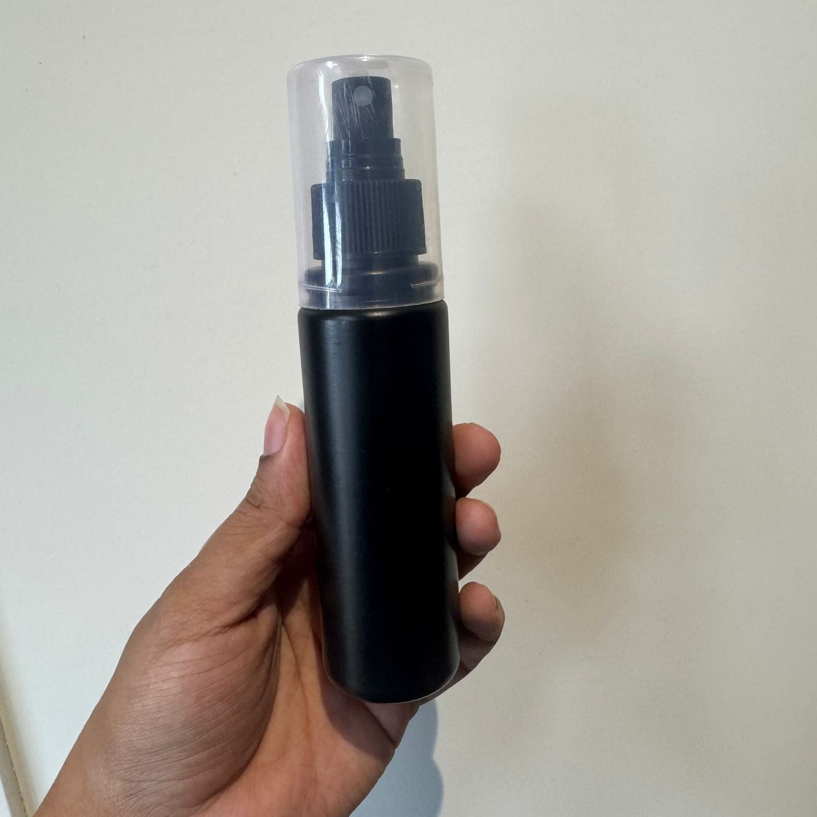 Cosmetic Round HDPE Bottle with Spray/ Mist Pump - Black (100ml)